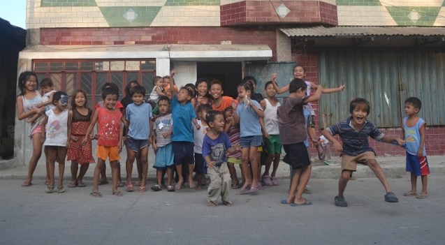 1-kids-outside-the-fairplay-center